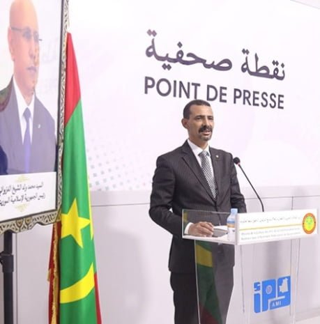 وزير الاتصال: موريتانيا بصدد بناء مدينة إعلامية سيخصص جانب منها لدار للصحافة أعلن وزير الثقافة والفنون والاتصال والعلاقات مع البرلمان، الناطق باسم الحكومة، الحسين ولد مدو، في تصريح له خلال المؤتمر الصحفي عقب مجلس الوزراء اليوم، أن مشروع بناء دار للصحافة سيبدأ قريبا، إذ أن الدولة منحت عشر هكتارات لبناء مدينة إعلامية، سيخصص واحد منها لاحتضان دار للصحافة. جدير بالذكر أن هناك مبالغ مالية يفترض أنها جاهزة لبناء أو اقتناء دار الصحافة وآخرها مبالغ معتبرة تم اقتطاعها من ميزانية صندوق الدعم للصحافة الخاصة منذ سنة 2020.
