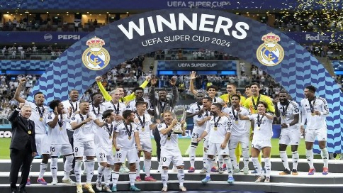 ريال مدريد يرفع كأس السوبر الأوروبي ويحطم رقما قياسيا جديدا