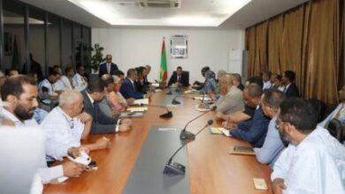 الوزير الأول لمسؤولي شركات ومكاتب الخبرة: تنفيذ بعض المشاريع يعاني من اختلالات غير مقبولة