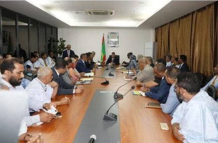 الوزير الأول لمسؤولي شركات ومكاتب الخبرة: تنفيذ بعض المشاريع يعاني من اختلالات غير مقبولة