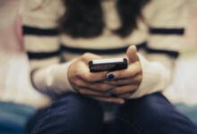 اكتشاف ارتباط بين قضاء الوقت أمام الشاشات في العشرينيات من العمر والنوبة القلبية