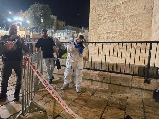طعن ضابط شرطة صهيوني بالقدس المحتلة.. وفصائل المقاومة تبارك