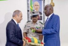 وزير الخارجية يوشح السفير المصري بمناسبة انتهاء مهامه في موريتانيا