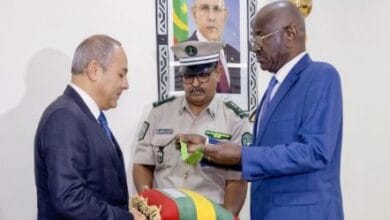 وزير الخارجية يوشح السفير المصري بمناسبة انتهاء مهامه في موريتانيا