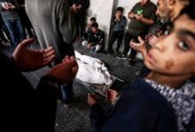 ناجٍ من مجزرة مدرسة "دار الأرقم": جثث الشهداء تناثرت في الساحة وعلق بعضها تحت الركام