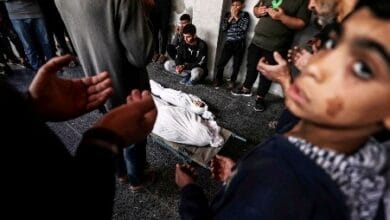 ناجٍ من مجزرة مدرسة "دار الأرقم": جثث الشهداء تناثرت في الساحة وعلق بعضها تحت الركام