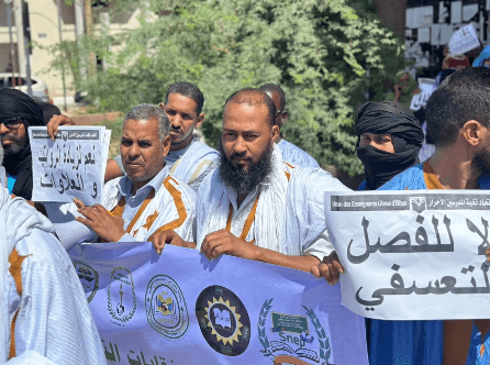 المدرسون ينظمون وقفة احتجاجية  أمام وزارة التعليم مطلبين بإنصافهم