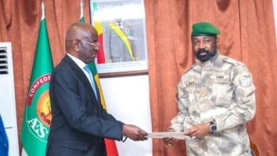 سائقو وملاك شاحنات موريتانية عالقين في معبر "كاديانا" المالي يناشدون الحكومة بالتدخل لإنهاء معاناتهم